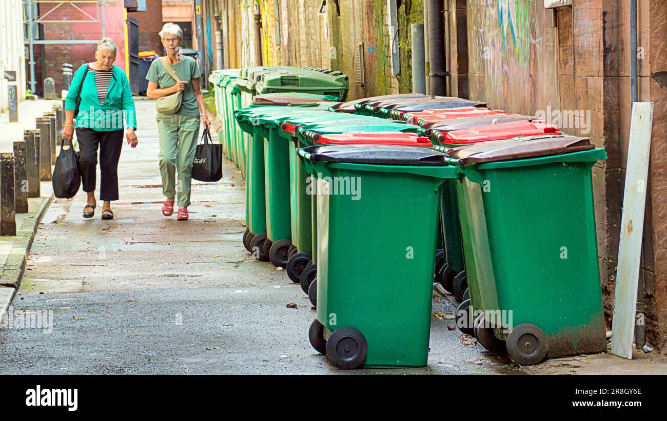 lignes de poubelles à roues dans une ruelle du centre-ville Banque D'Images