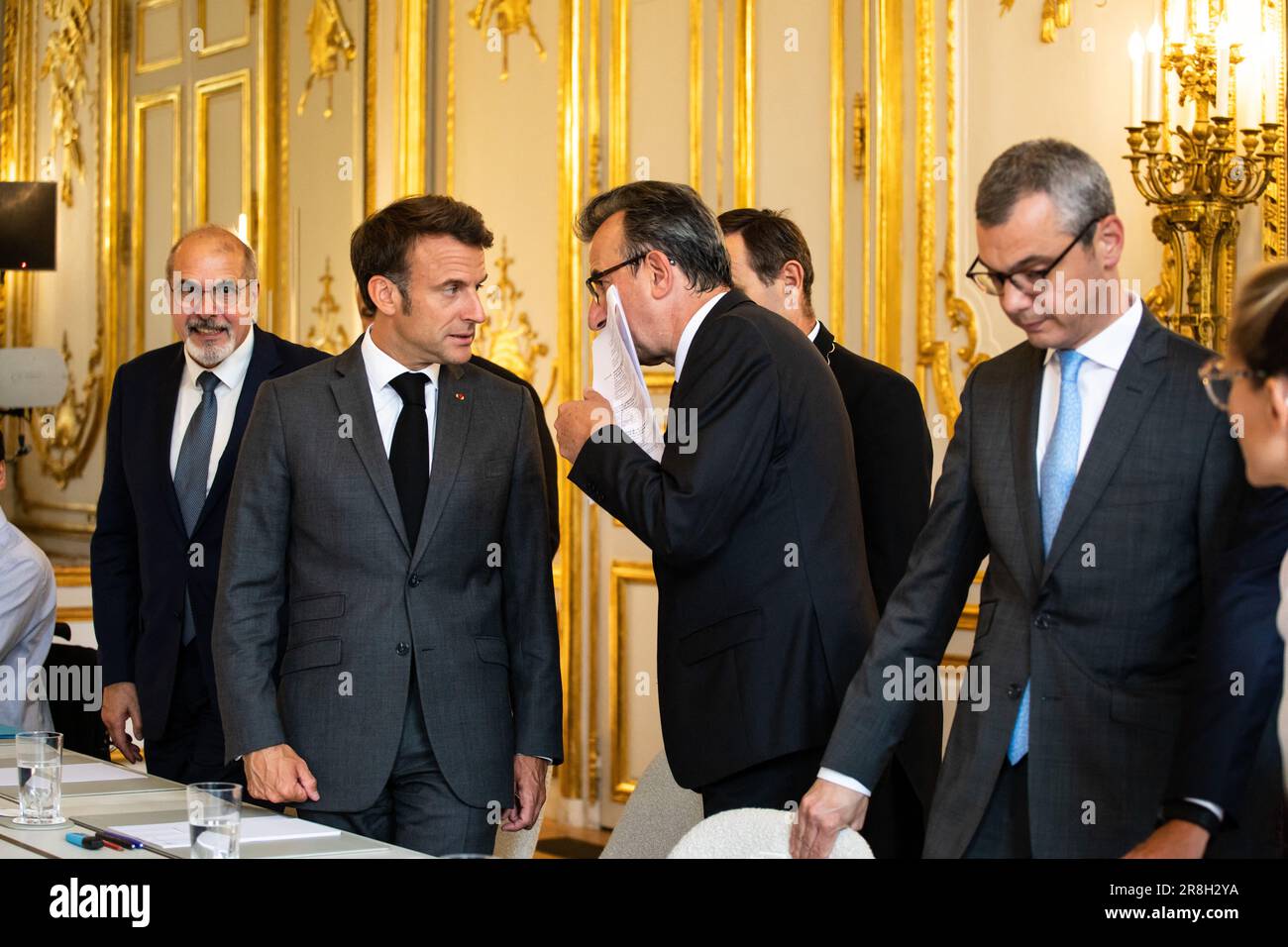 Le président français Emmanuel Macron accompagné du secrétaire général de l'Elysée Alexis Kohler, lors d'une rencontre avec des chefs d'entreprise sud-coréens au Palais de l'Elysée à Paris, en France, à 21 juin 2023. Chefs d'entreprise sud-coréens, dont Chey Jae-won, Vice-Président Directeur général de SK Holding, Lee Jae-yong, Président exécutif de Samsung Electronics, Vice-Président du Groupe Hyosung Cho Hyun-sang, Cho Won-tae aka Walter Cho, Président Directeur général du Groupe Hanjin et Korean Air, Chung EUI-Sun, Président de Hyundai Motor Group, Dong Kwan Kim, Hanwha Vice-président du groupe, Koo Kwang- Banque D'Images
