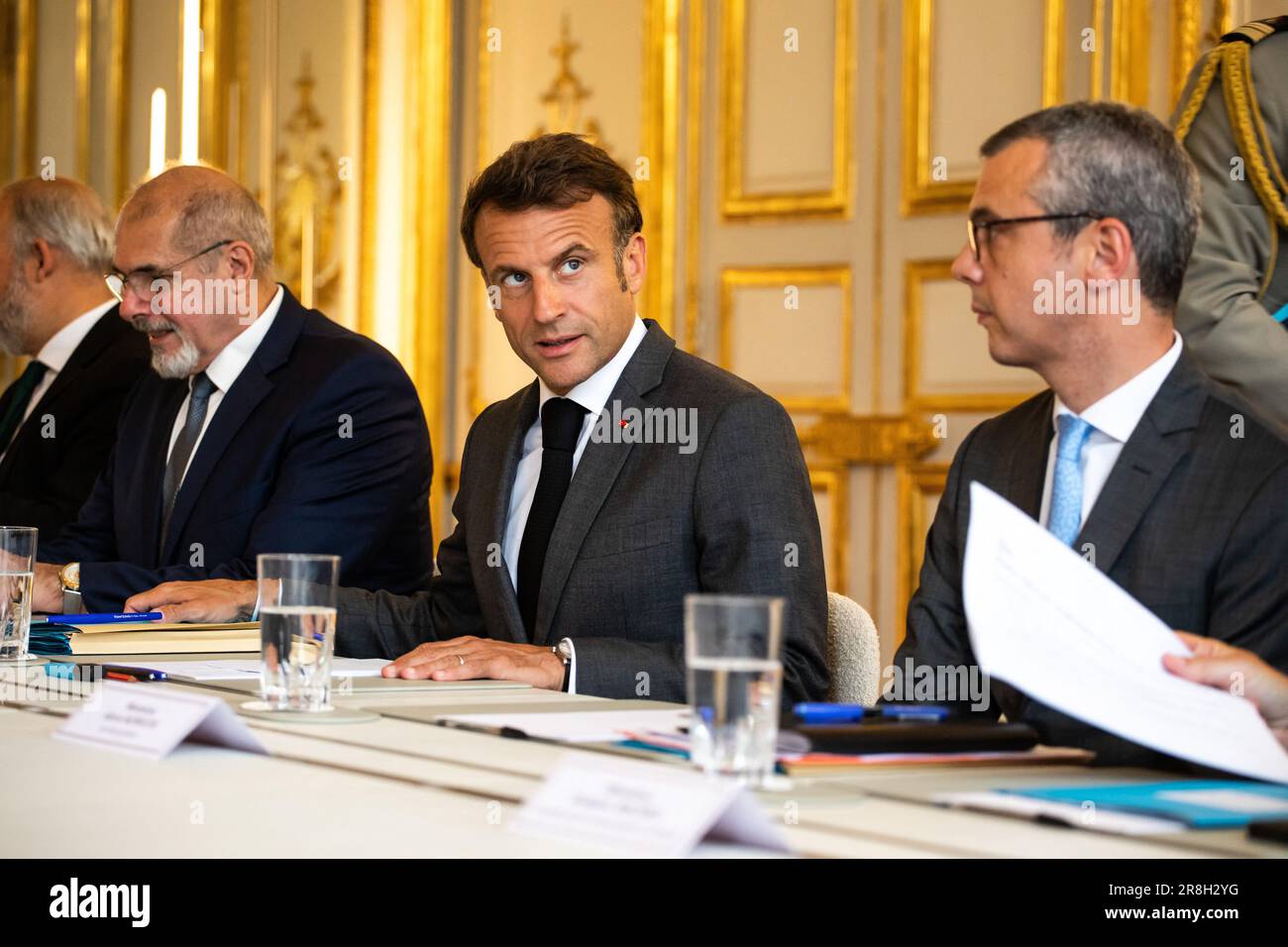 Le président français Emmanuel Macron accompagné du secrétaire général de l'Elysée Alexis Kohler, lors d'une rencontre avec des chefs d'entreprise sud-coréens au Palais de l'Elysée à Paris, en France, à 21 juin 2023. Chefs d'entreprise sud-coréens, dont Chey Jae-won, Vice-Président Directeur général de SK Holding, Lee Jae-yong, Président exécutif de Samsung Electronics, Vice-Président du Groupe Hyosung Cho Hyun-sang, Cho Won-tae aka Walter Cho, Président Directeur général du Groupe Hanjin et Korean Air, Chung EUI-Sun, Président de Hyundai Motor Group, Dong Kwan Kim, Hanwha Vice-président du groupe, Koo Kwang- Banque D'Images
