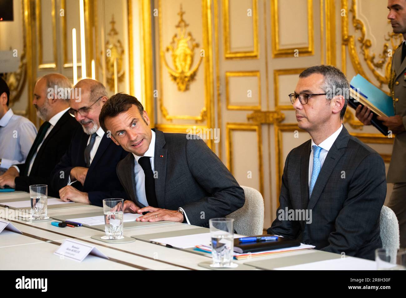 Le président français Emmanuel Macron accompagné du secrétaire général de l'Elysée Alexis Kohler, lors d'une rencontre avec des chefs d'entreprise sud-coréens au Palais de l'Elysée à Paris, en France, à 21 juin 2023. Chefs d'entreprise sud-coréens, dont Chey Jae-won, Vice-Président Directeur général de SK Holding, Lee Jae-yong, Président exécutif de Samsung Electronics, Vice-Président du Groupe Hyosung Cho Hyun-sang, Cho Won-tae aka Walter Cho, Président Directeur général du Groupe Hanjin et Korean Air, Chung EUI-Sun, Président de Hyundai Motor Group, Dong Kwan Kim, Hanwha Vice-président du groupe, Koo Kwang- Banque D'Images