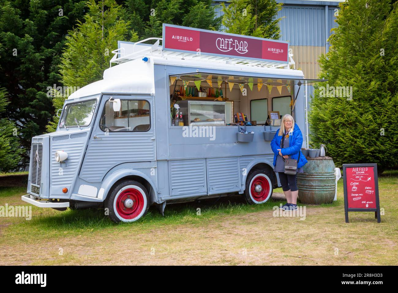 Mobile café bar dans une camionnette d'époque, Royaume-Uni, 2023 Banque D'Images