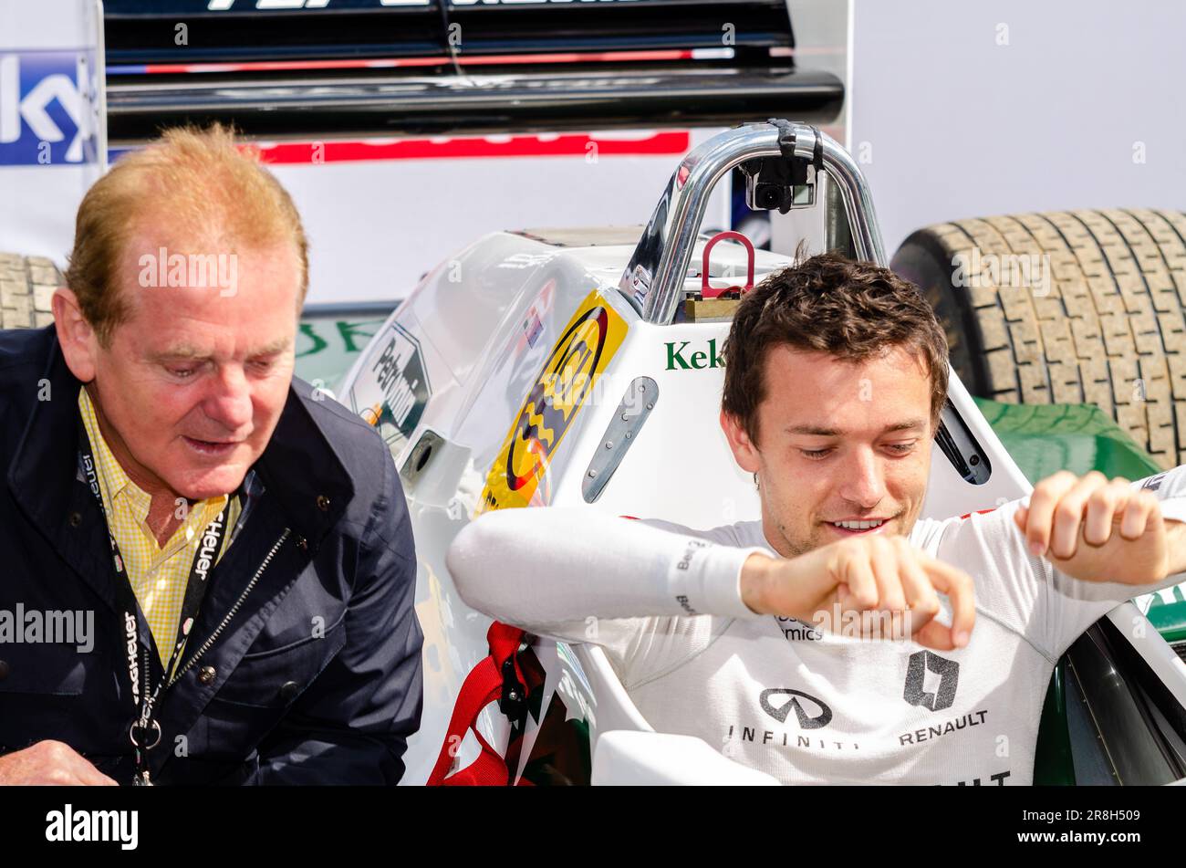 Jonathan Palmer, ancien pilote de Formule 1, avec son fils Jolyon Palmer dans une voiture de course au Goodwood Festival of Speed 2016 Banque D'Images