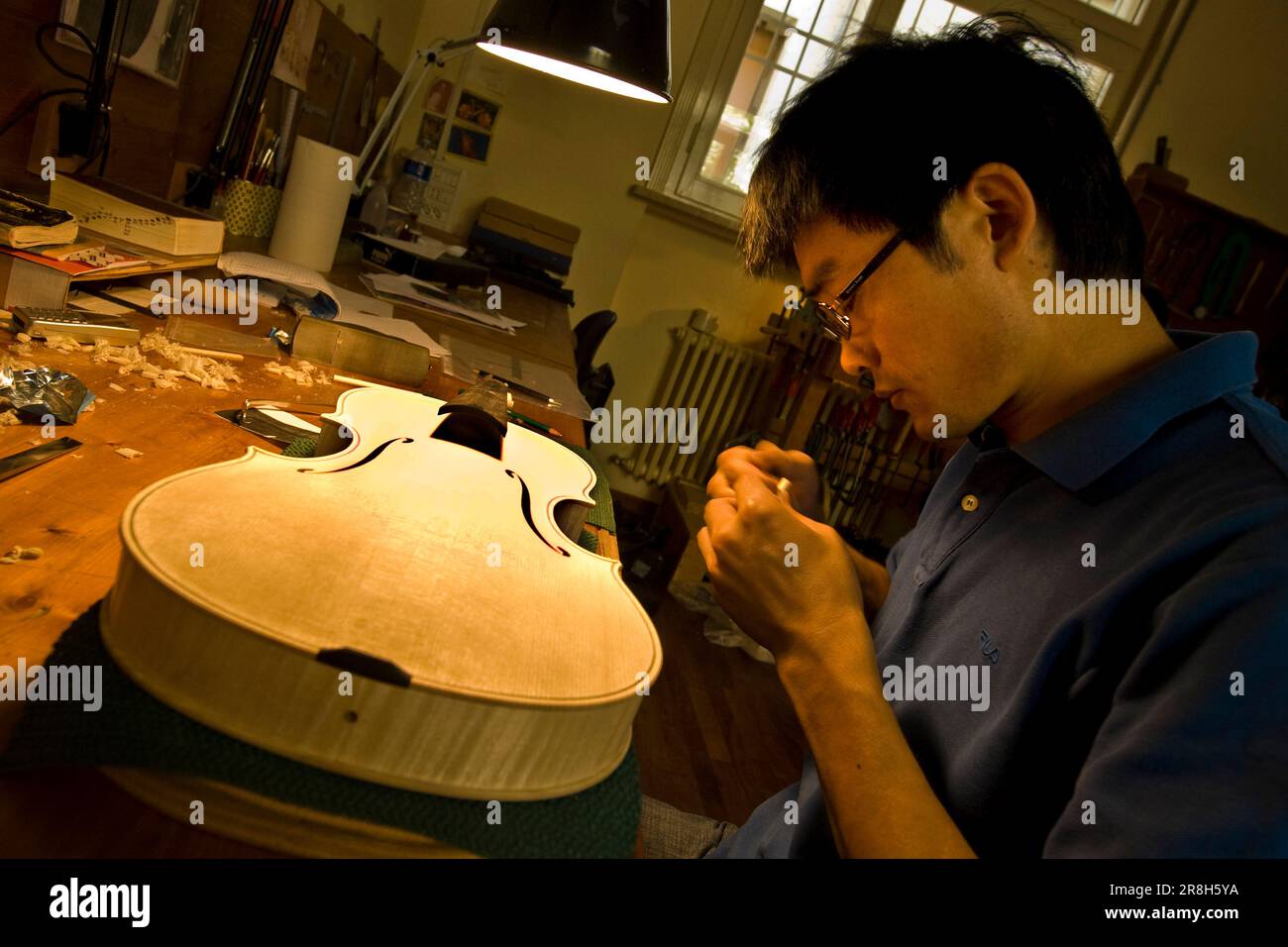 Carlson et Neumann. Violon Maker. Cremona. Lombardie. Italie Banque D'Images