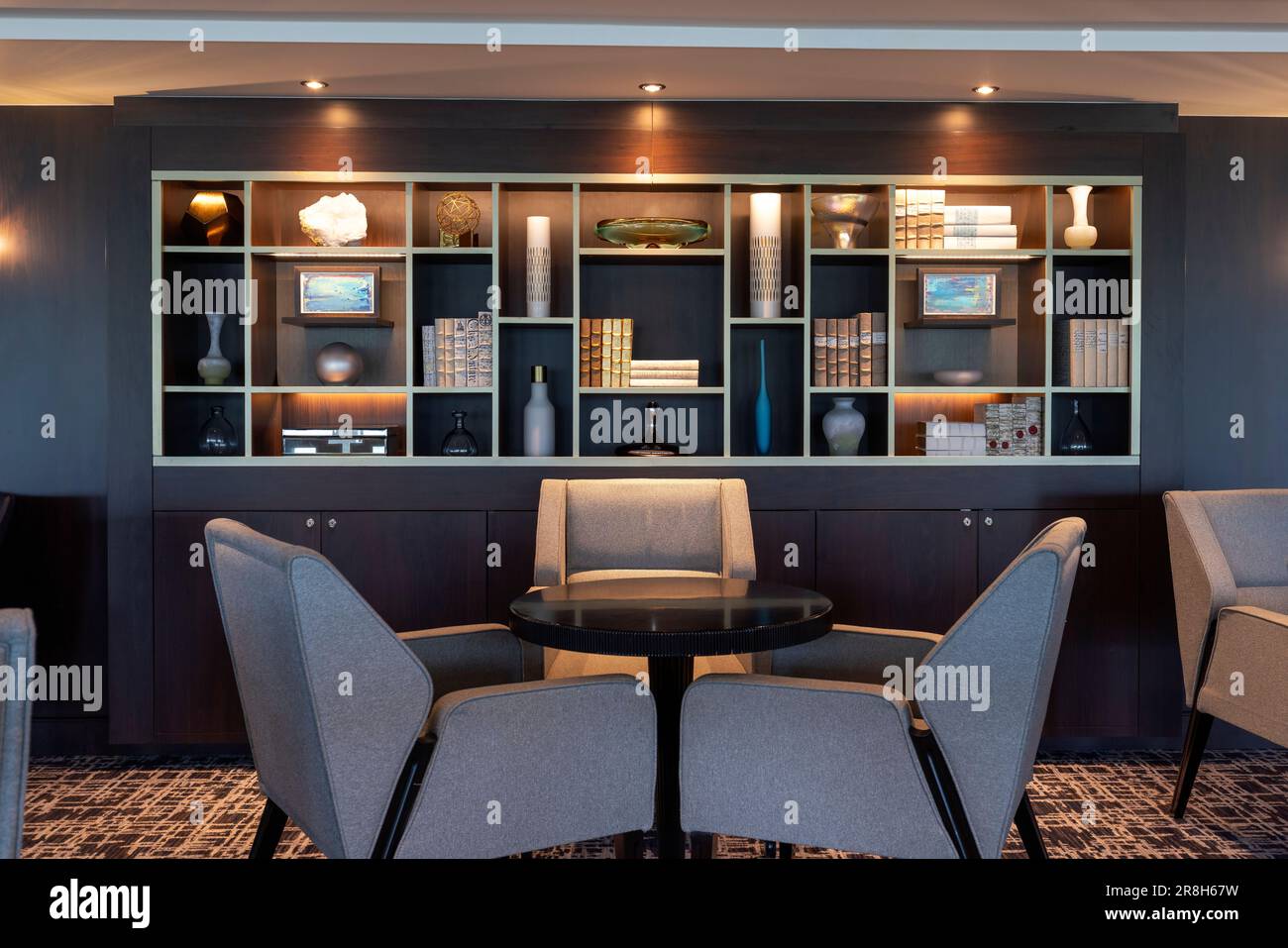 Intérieur de salon décoratif dans le luxueux Norwegian Joy Cruise Ship - Miami, Floride, États-Unis Banque D'Images