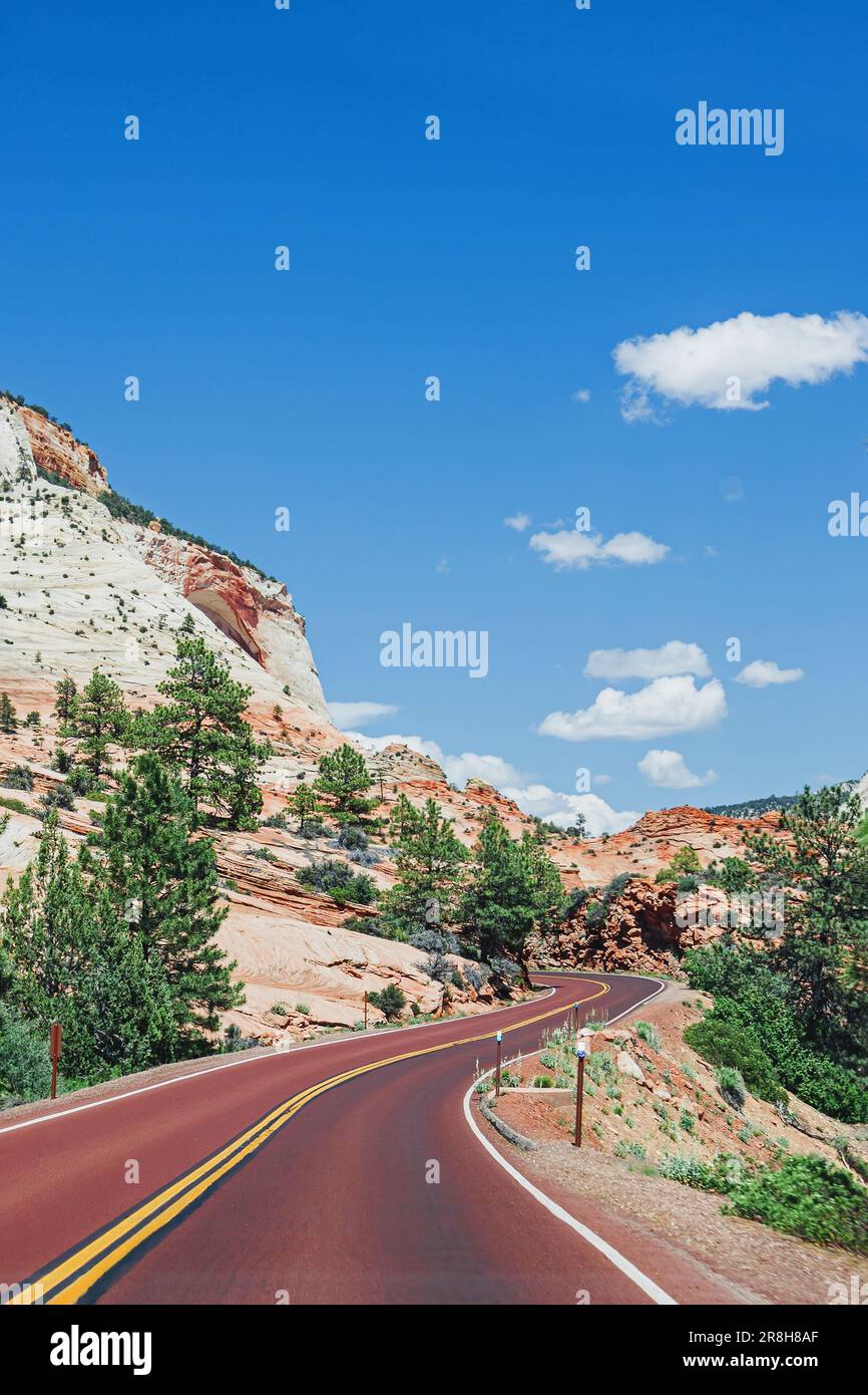 Route panoramique sans voiture dans le parc national de Zion, dans l'Utah, le jour d'été ensoleillé avec de petits nuages dans le ciel Banque D'Images