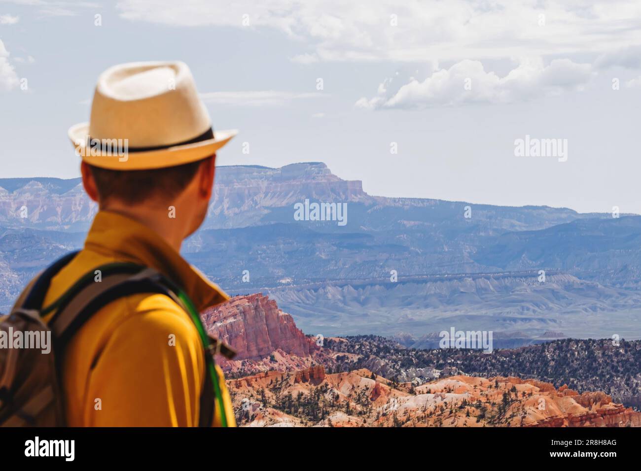 Homme regardant le panorama du canyon de Bryce dans l'Utah. Mise au point sélective sur les rochers de fond Banque D'Images