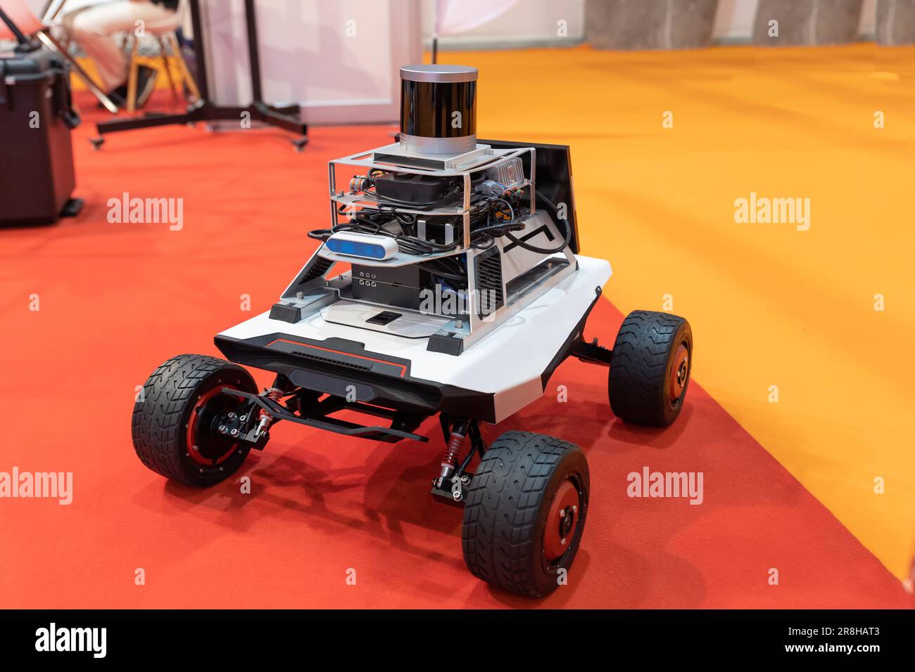 Construction et drone industriel à l'exposition de technologie. Mid shot Banque D'Images