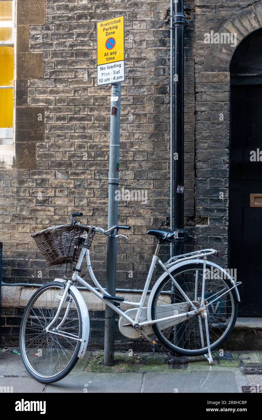 Sur Trinity Lane, Cambridge, Royaume-Uni, un vélo est verrouillé à un panneau indiquant pas de parking. Banque D'Images