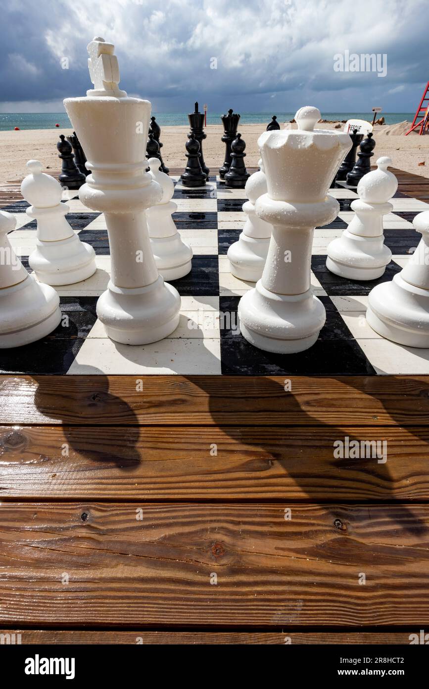 Jeu d'échecs géant en plein air sur Harvest Caye - île privée appartenant à la Norwegian Cruise Line à Belize Banque D'Images