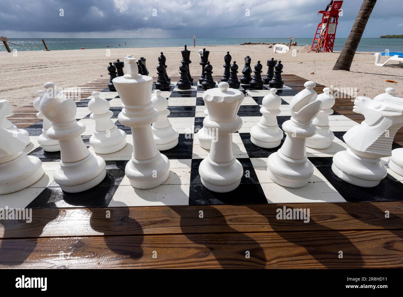 Jeu d'échecs géant en plein air sur Harvest Caye - île privée appartenant à la Norwegian Cruise Line à Belize Banque D'Images