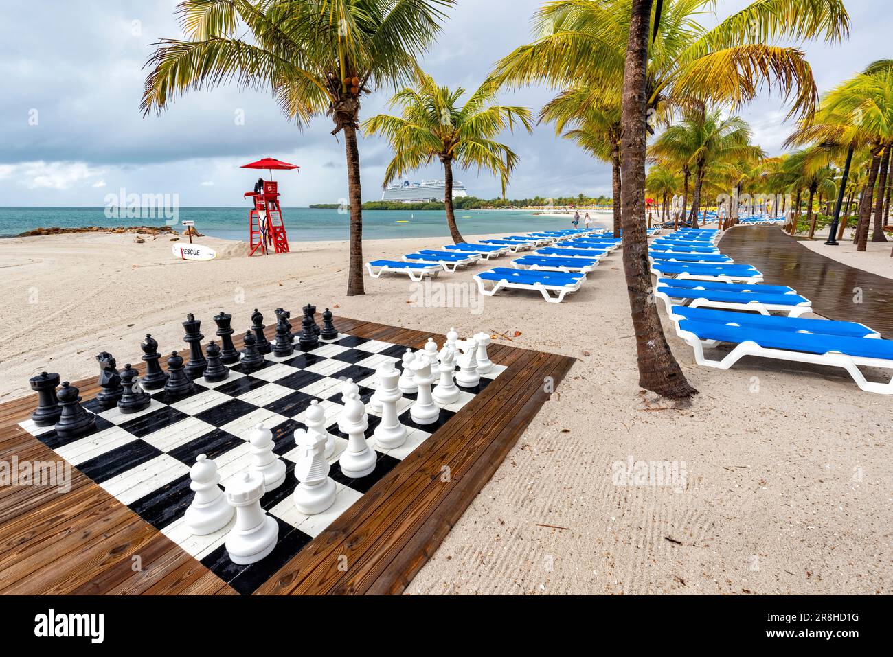 Jeu d'échecs géant en plein air sur Harvest Caye - île privée appartenant à la Norwegian Cruise Line à Belize Banque D'Images