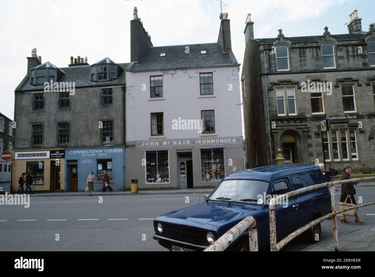 Campbeltown, Écosse, Royaume-Uni - juillet 1983 : intersection de LongROW Street et Burnside Street, vues sur les bâtiments, les boutiques et les piétons. Banque D'Images