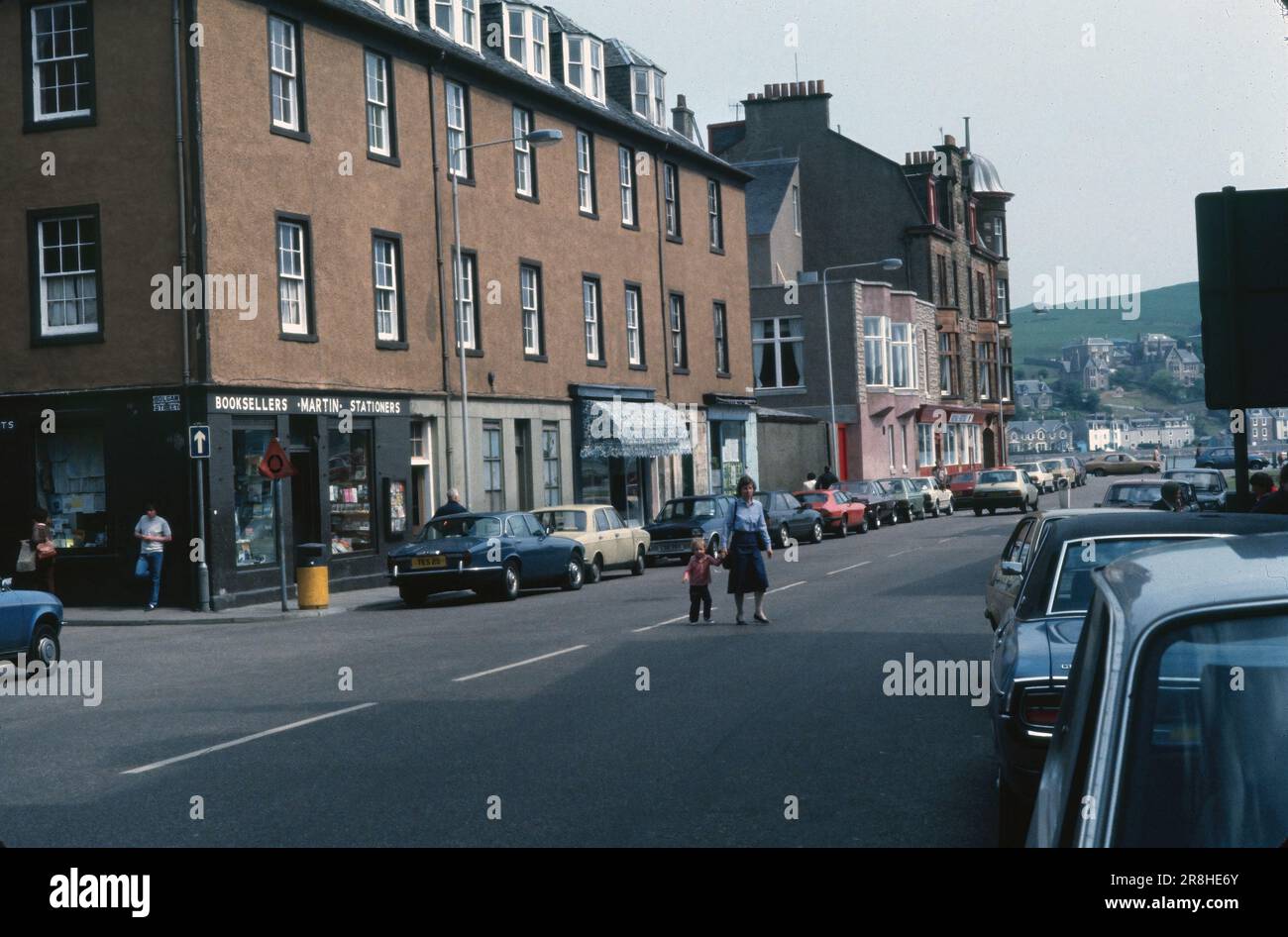 Campbeltown, Écosse, Royaume-Uni- juillet 1983 : intersection de Bolgam et des rues principales de Campbeltown, vue sur les bâtiments et les magasins. Banque D'Images