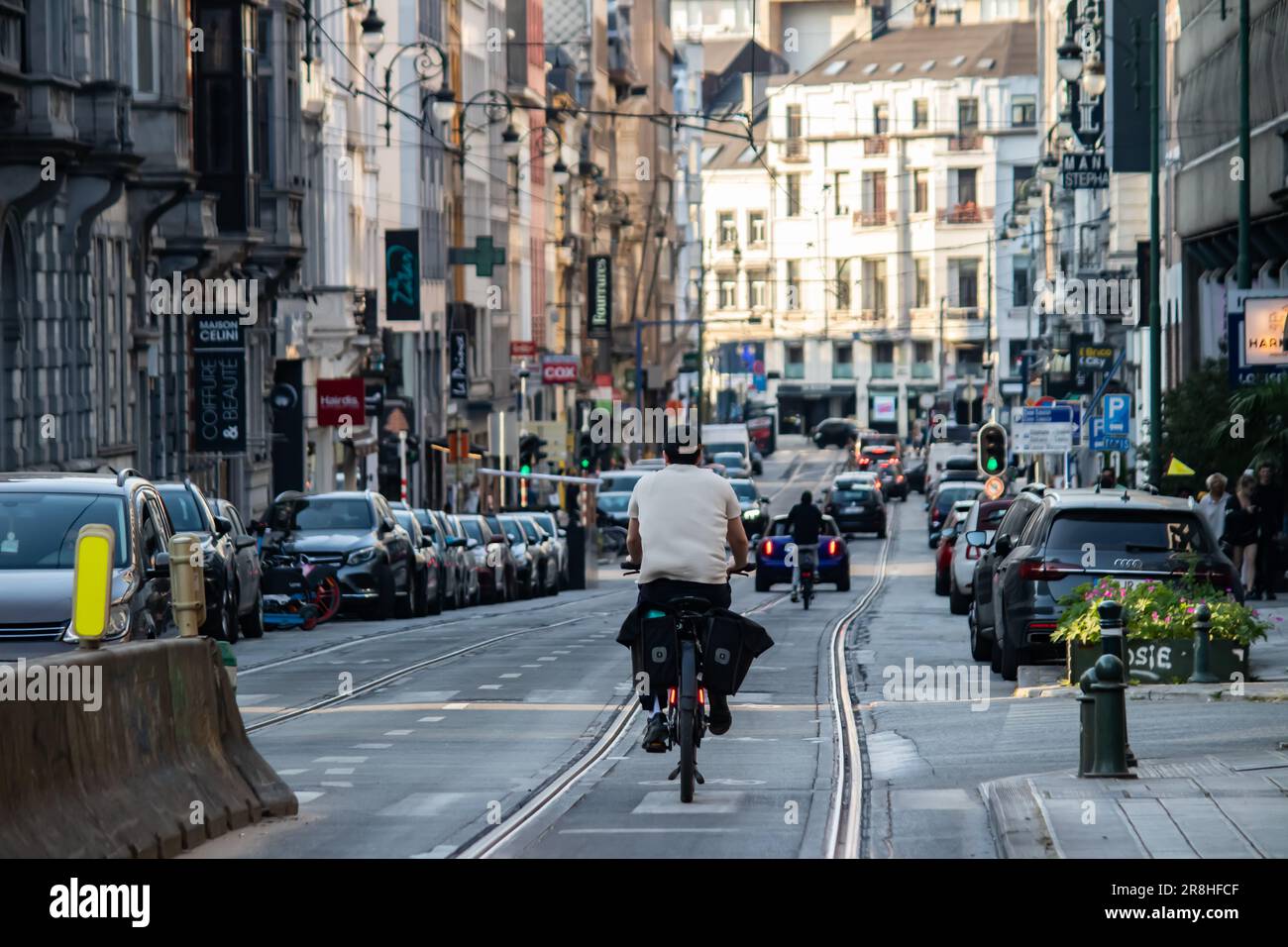 Les rues de Bruxelles bourdonnent d'énergie et les gens se promènent, savourant l'atmosphère. De charmants bars de rue ponctuent les trottoirs et les bars de rue Banque D'Images