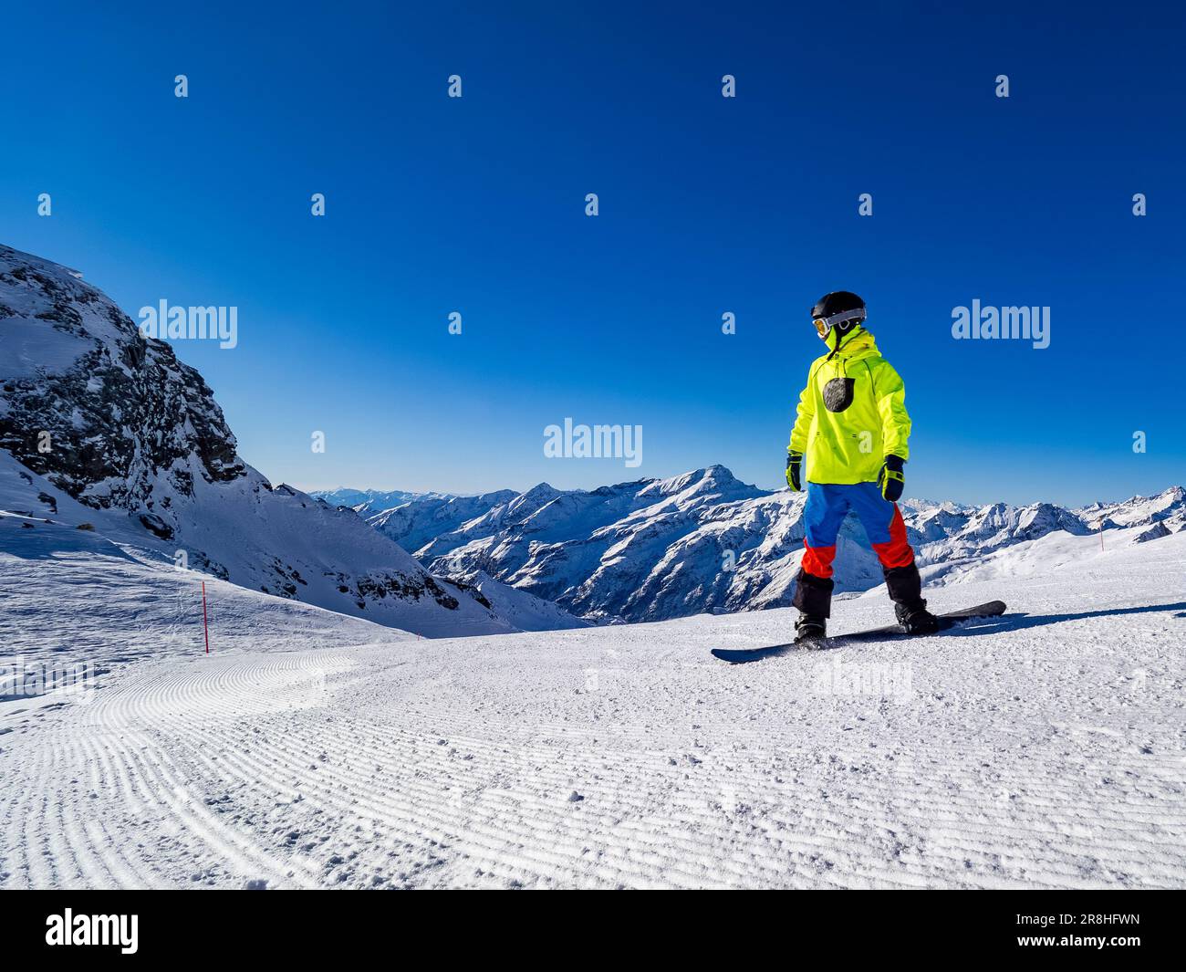 Snowboarder sur une piste de ski Banque D'Images