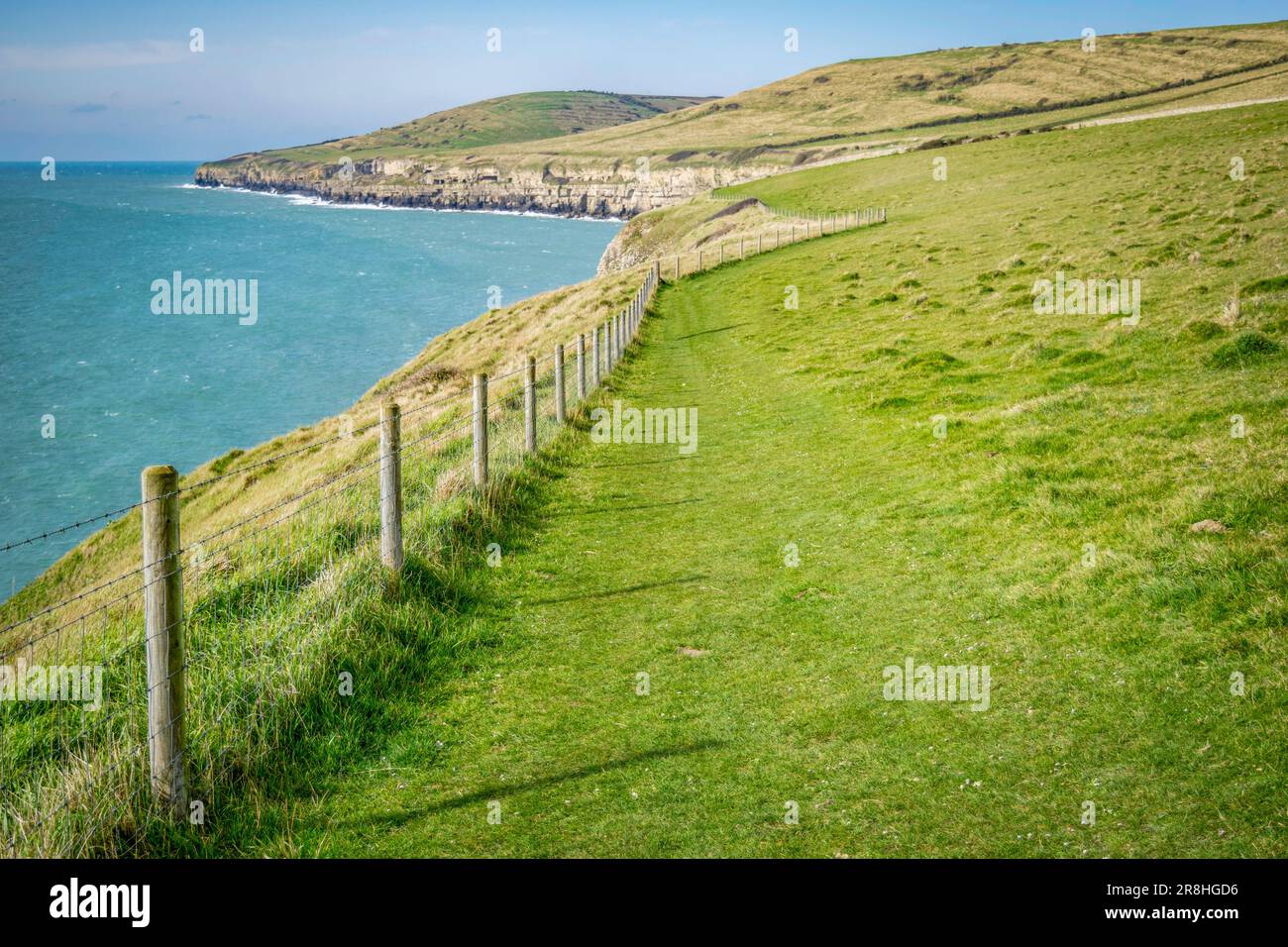 Dorset Jurassic Coast sur le sentier côtier SW entre Dancing Ledge et la falaise de Seacombe lors d'une journée ensoleillée avec clôture barbelée. Banque D'Images