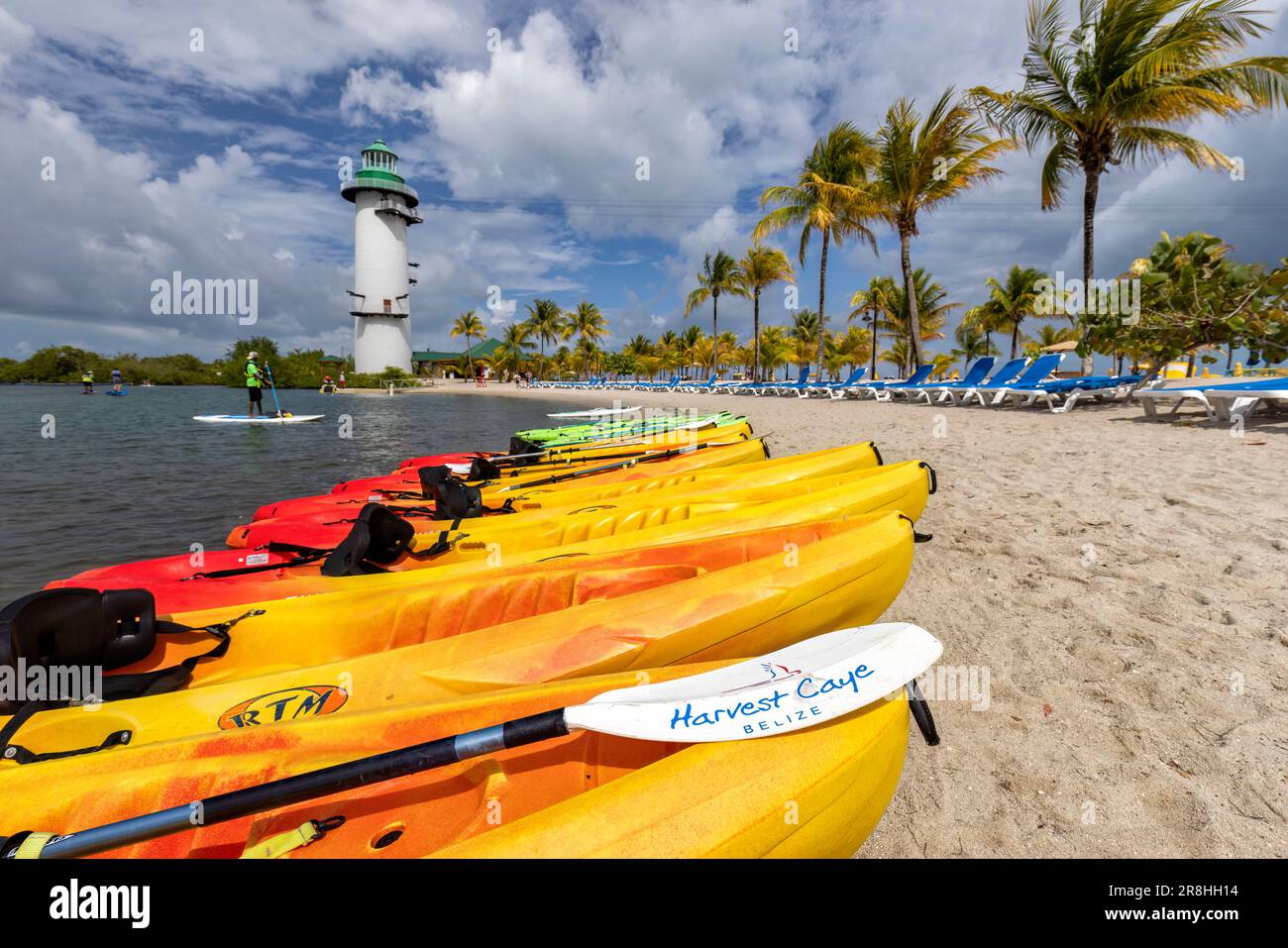 Location de kayak et plage de sable sur Harvest Caye - île privée appartenant à la Norwegian Cruise Line à Belize Banque D'Images