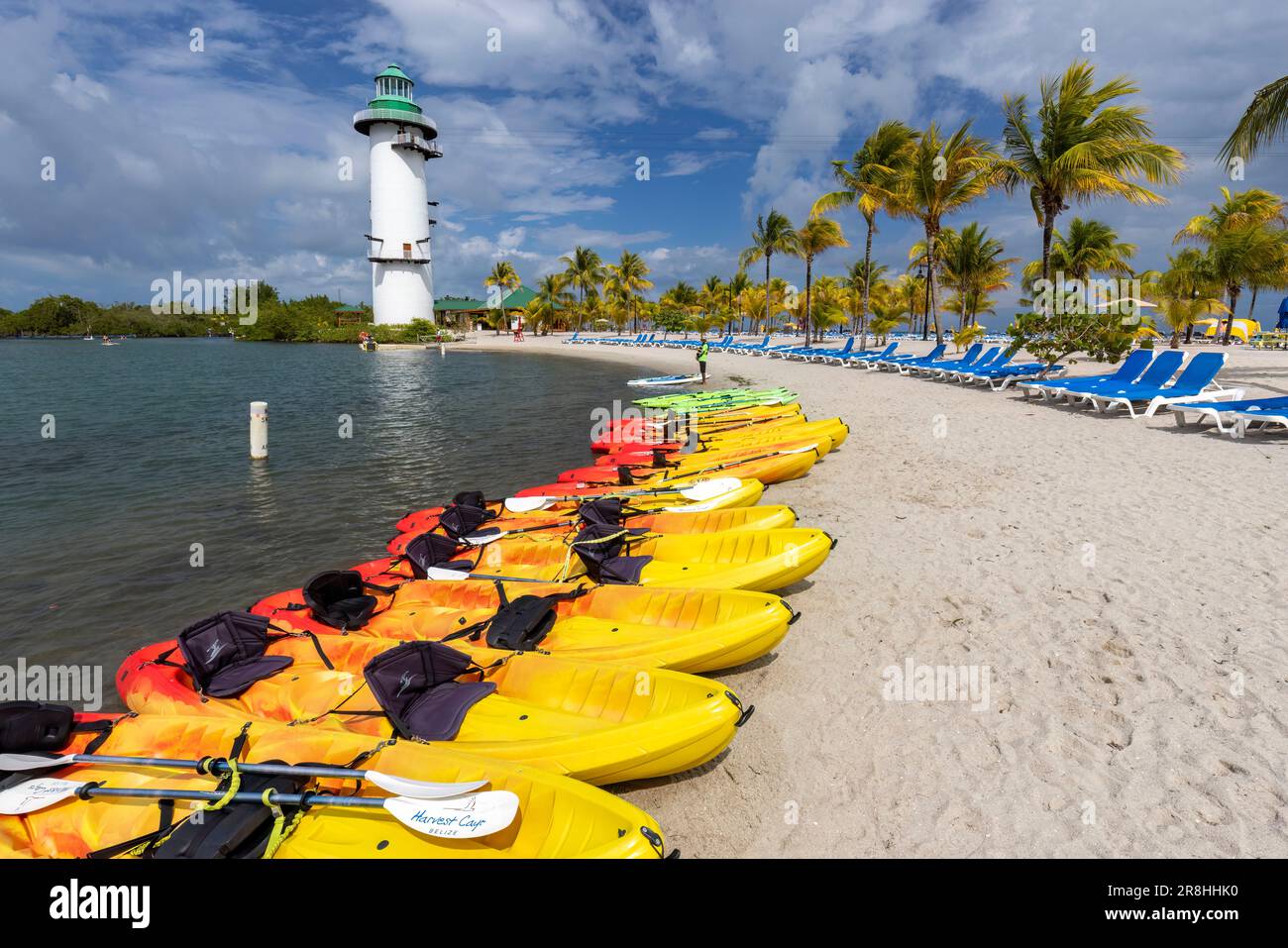 Location de kayak et plage de sable sur Harvest Caye - île privée appartenant à la Norwegian Cruise Line à Belize Banque D'Images