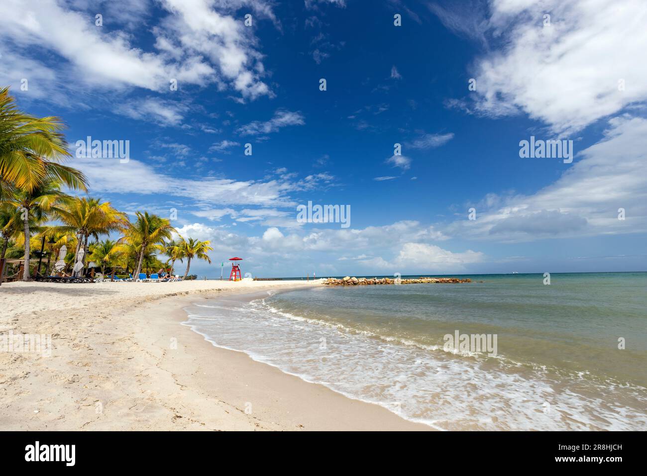 Belle plage de sable blanc sur Harvest Caye - île privée appartenant à la Norwegian Cruise Line à Belize Banque D'Images