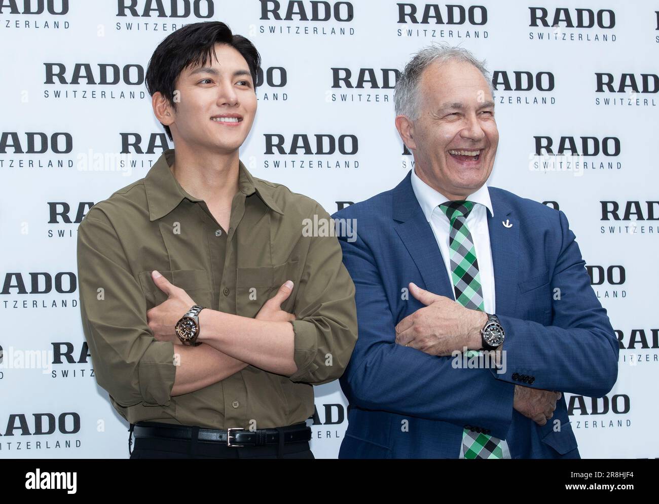 Séoul, Corée du Sud. 21st juin 2023. (De gauche à droite) l'acteur sud-coréen Ji Chang-wook et le PDG de RADO Adrian Bosshard assistent à une séance photo de la marque horlogère suisse RADO Photocall à Séoul, en Corée du Sud, sur 21 juin 2023. (Photo par: Lee Young-ho/Sipa USA) crédit: SIPA USA/Alay Live News Banque D'Images