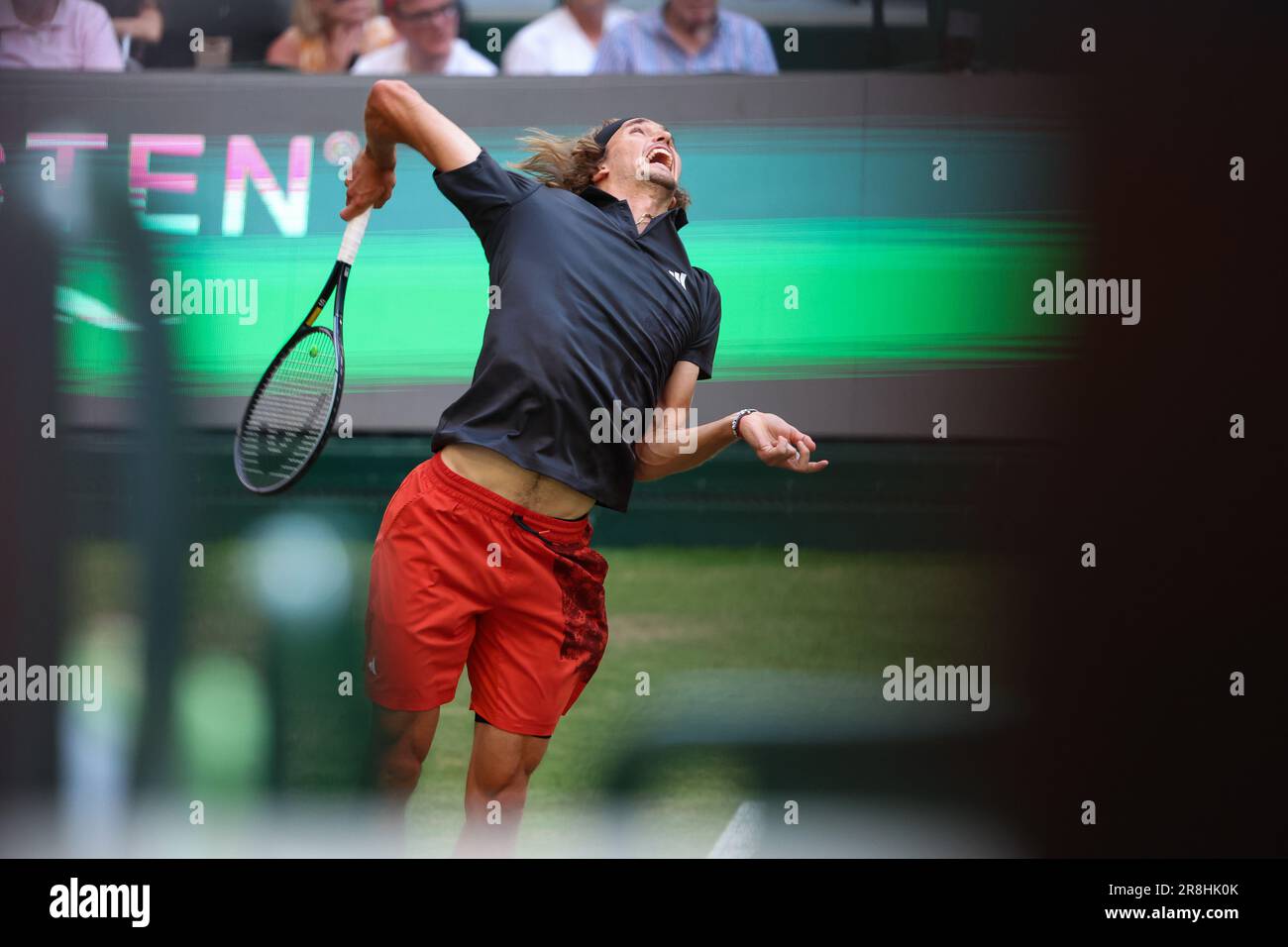 Halle, Allemagne. 21st juin 2023. Tennis: ATP Tour Singles, hommes, Round of 16, Zverev (Allemagne) - Shapovalov (Canada). Alexander Zverev fait un service. Credit: Friso Gentsch/dpa/Alay Live News Banque D'Images