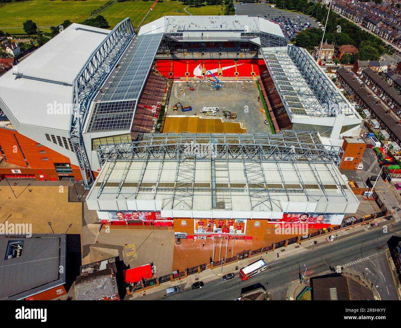 Vue depuis un drone du stade d'Anfield, Liverpool. Les travaux se poursuivent sur l'agrandissement du stand du chemin Anfield et devraient être terminés juste après le début de la saison 2023/24. Banque D'Images