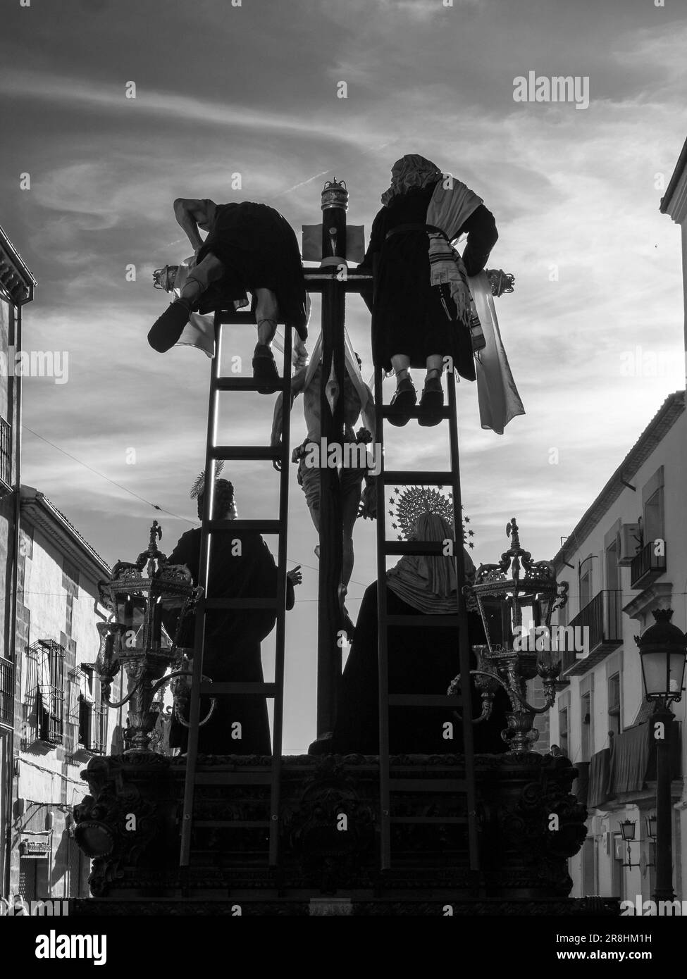 Le trône avec la figure de Jésus-Christ sur la croix à côté de la Vierge Marie, laissant l'église pendant la célébration de la semaine Sainte à Baeza. Banque D'Images