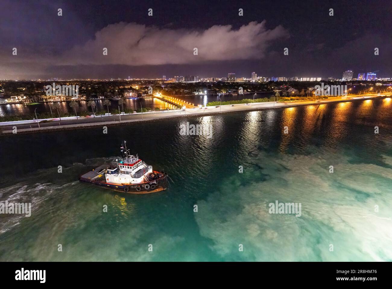 Le remorqueur de Seabulik Towing (HAWK) dans le port de Miami de nuit - Miami, Floride, États-Unis Banque D'Images