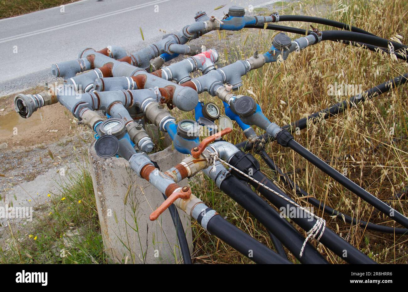Système de distribution d'eau improvisé : un mélange de tuyaux, de robinets et de raccords Banque D'Images
