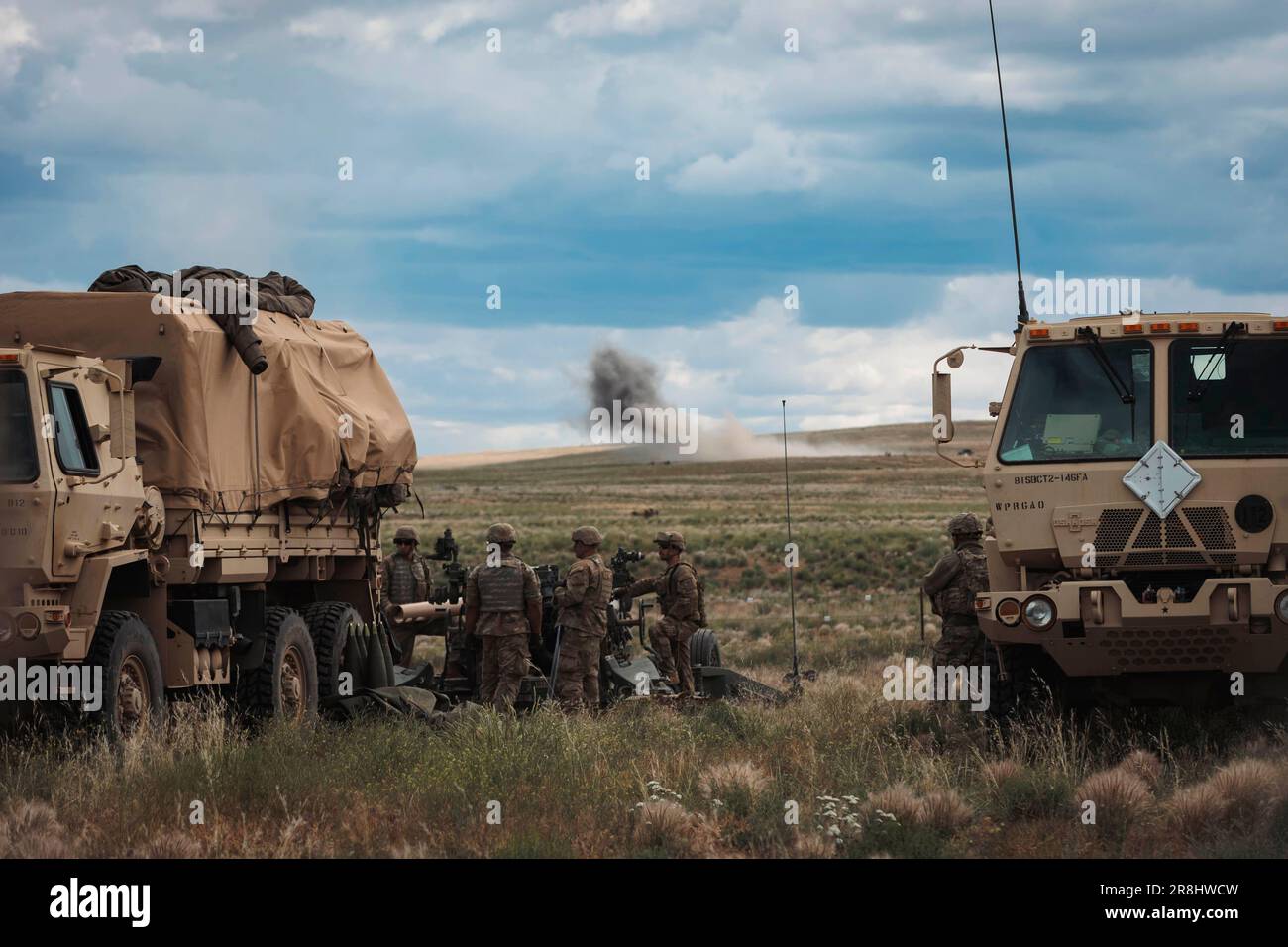 Yakima, Washington, États-Unis. 19th juin 2023. ÉTATS-UNIS Des soldats de l'armée avec 2nd Bataillon, 146th Régiment d'artillerie de campagne, 81st équipe de combat de la Brigade Stryker, Garde nationale de Washington, ont tiré un obusier de 155 mm remorqué M777 sur une aire de tir directe pendant l'entraînement annuel au Centre d'entraînement de Yakima. Crédit : Adeline Witherspoon/U.S. Armée/ZUMA Wire/Alamy Live News Banque D'Images