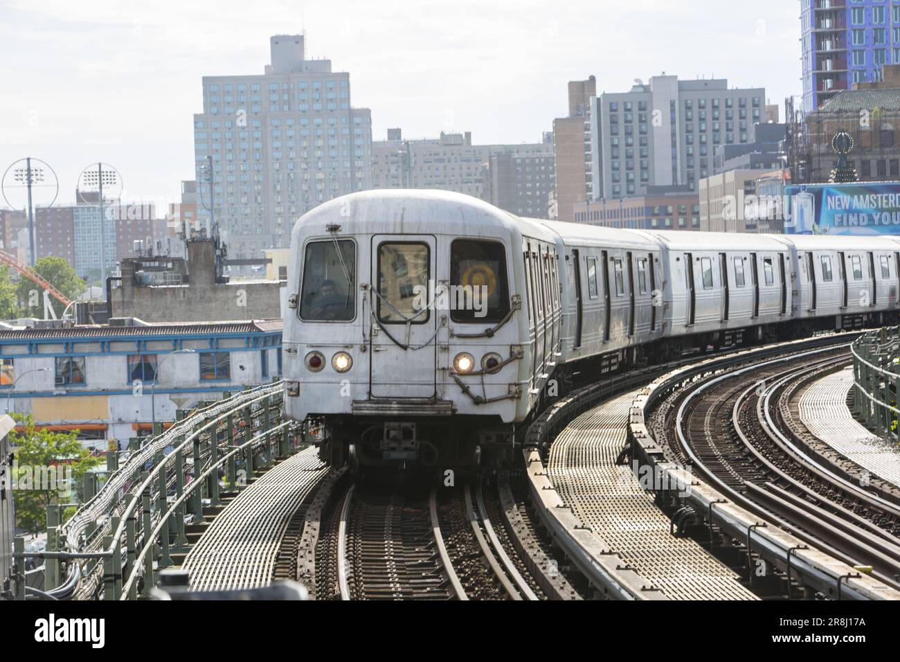 Q train entrant dans la gare de Stillwell Avenue à Coney Island à Brooklyn, New York. Banque D'Images