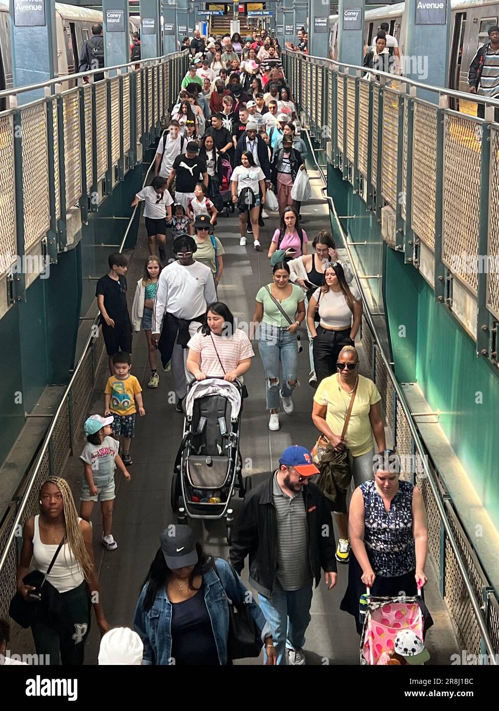 Les foules de amateurs de plage sortent de la station de métro Stillwell Avenue à Coney Island, Brooklyn, New York. Banque D'Images