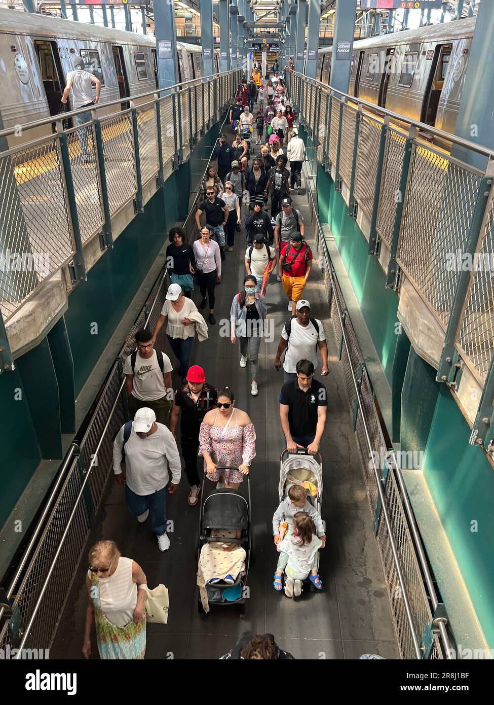 Les foules de amateurs de plage sortent de la station de métro Stillwell Avenue à Coney Island, Brooklyn, New York. Banque D'Images