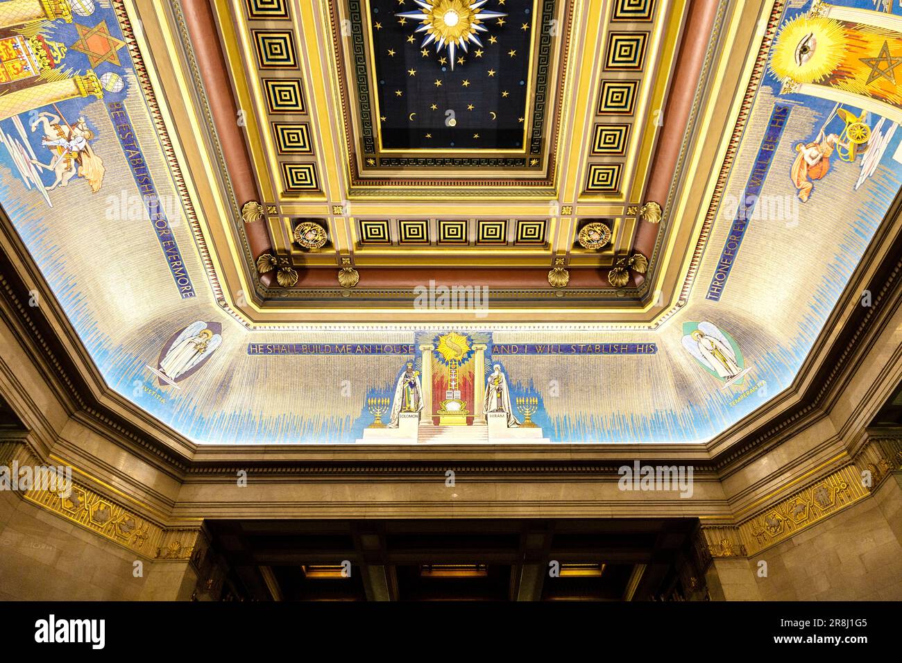 Plafond du Grand Temple avec mosaïque avec Ark of the Covent, Jacobs Ladder et le roi Salomon et le roi Hiram au Freemasons Hall, Londres, Royaume-Uni Banque D'Images