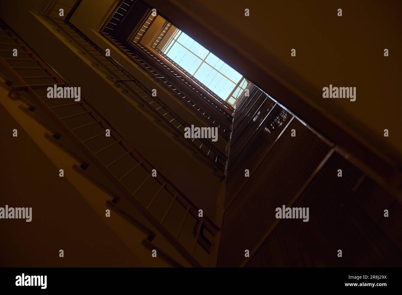 Escalier et ascenseur dans un bâtiment résidentiel avec une fenêtre au plafond vue d'en dessous Banque D'Images