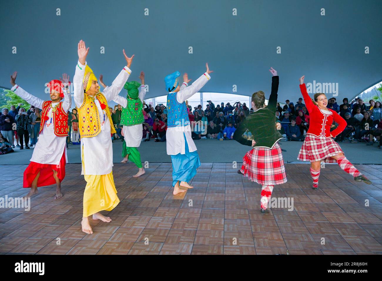 Dance Fusion collaboration avec Highland et Punjabi Bhangra Dancers, Scotfest, Town Centre Park, Coquitlam, Colombie-Britannique, Canada, Banque D'Images