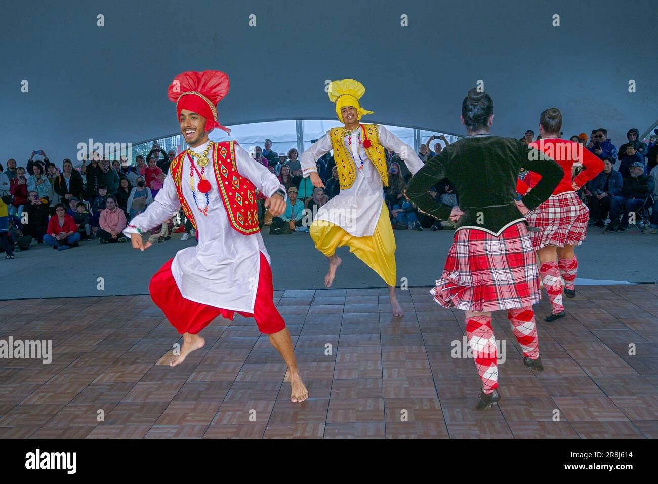 Dance Fusion collaboration avec Highland et Punjabi Bhangra Dancers, Scotfest, Town Centre Park, Coquitlam, Colombie-Britannique, Canada, Banque D'Images