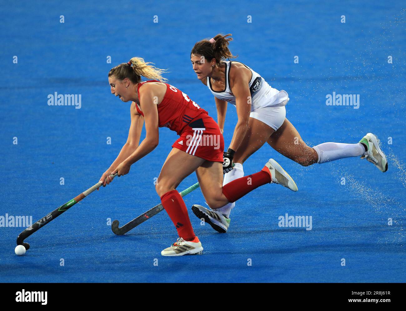 Lily Owsley (à gauche) en Grande-Bretagne et Meredith Holder aux États-Unis se battent pour le ballon lors du match de la Ligue féminine de hockey FIH Pro à Lee Valley, Londres. Date de la photo: Mercredi 21 juin 2023. Banque D'Images