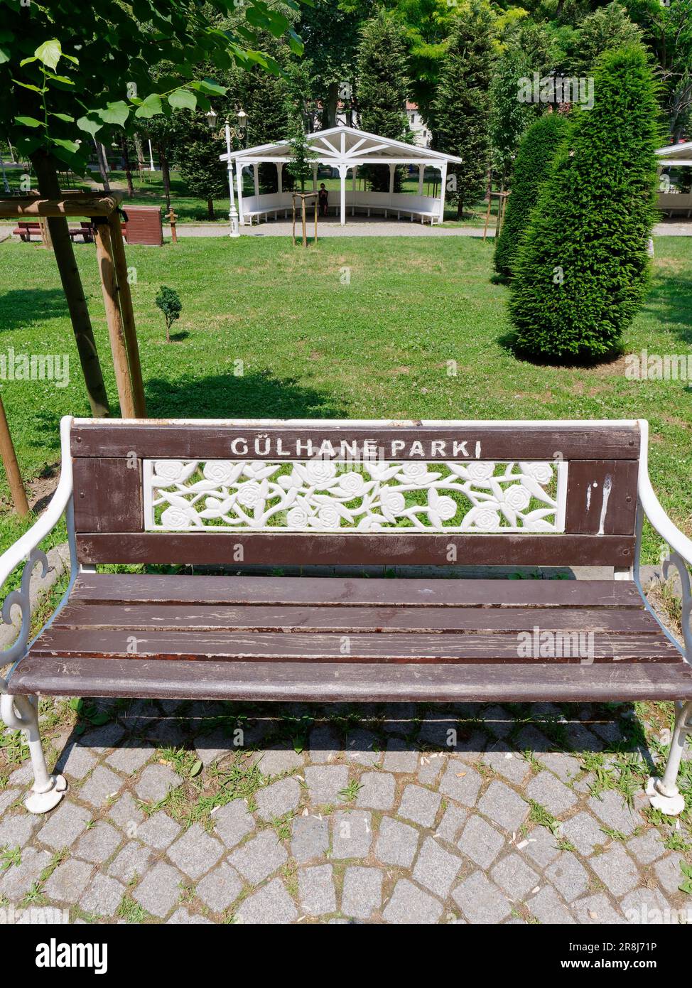 Banc en bois à l'intérieur du parc Gulhane à Istanbul, Turquie Banque D'Images