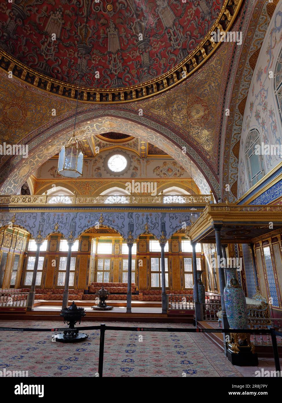 Salle Impériale, salle du trône, le Harem, Palais Topkapi, quartier de Fatih, Istanbul, Turquie. Chambre dorée élaborée avec coin salon et trône à droite. Banque D'Images