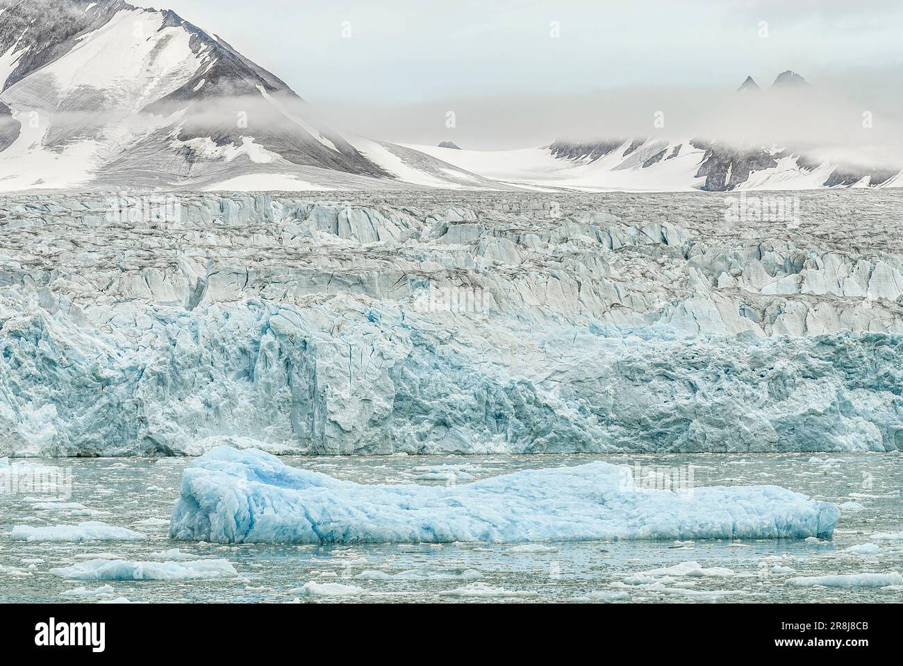 Dérive des icebergs des glaciers au fjord Lilliehook, en Norvège Banque D'Images