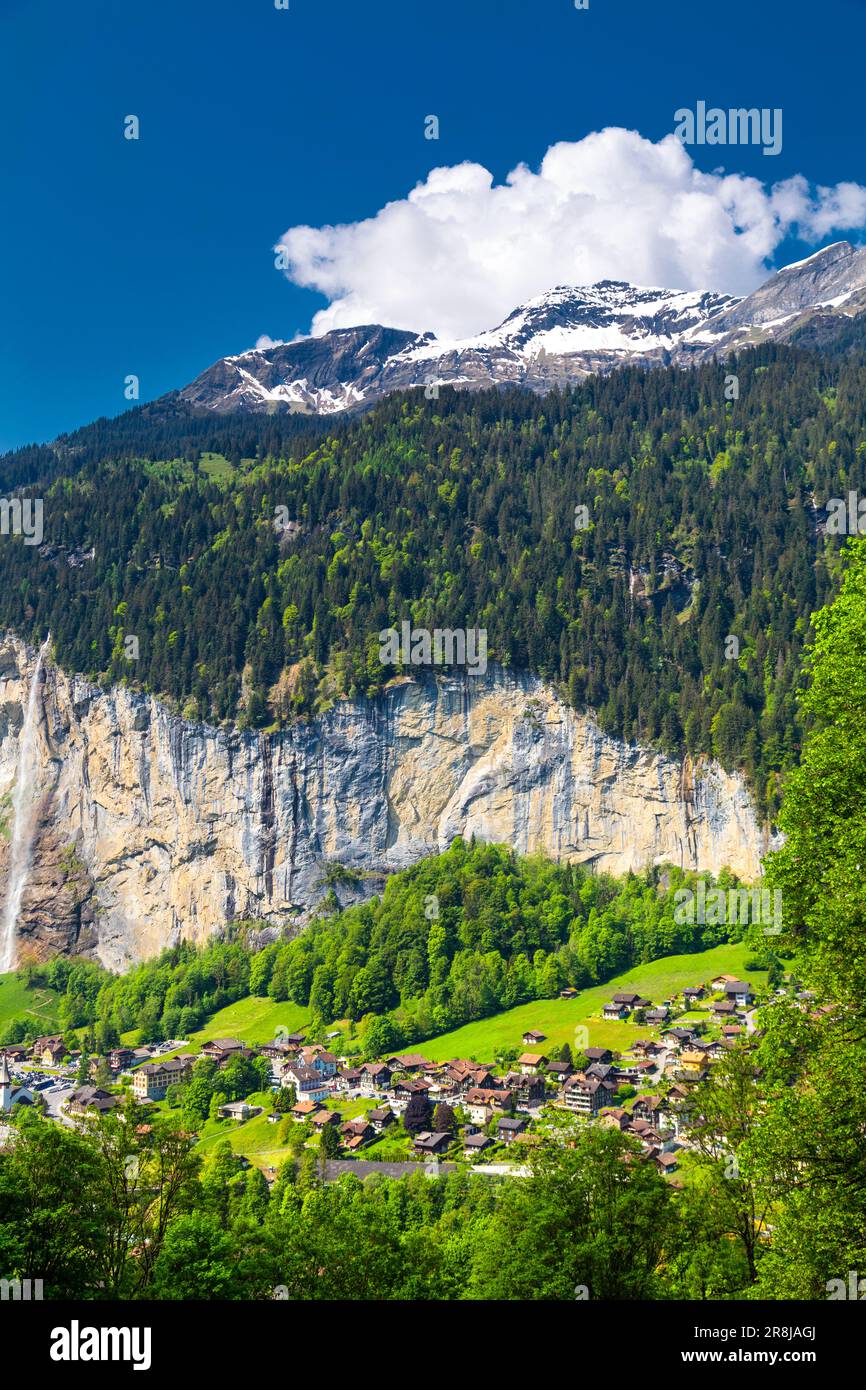 Vue sur le village de Lauterbrunnen et la cascade de Staubbach, Suisse Banque D'Images