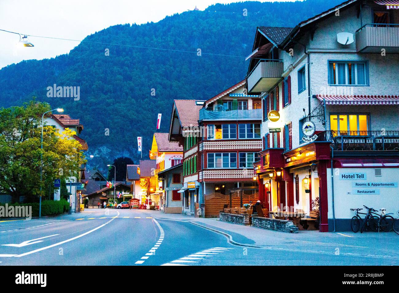 Chalets le long de la Hauptstrasse le soir à Matten BEI Interlaken, Suisse Banque D'Images