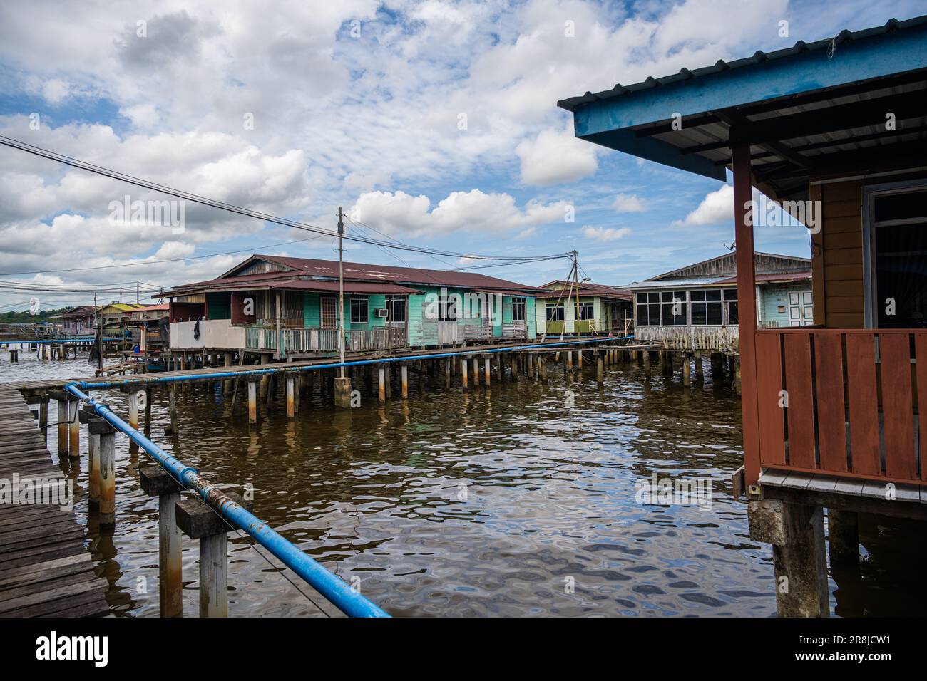 Une photo grand angle d'une section du village aquatique Kampong Ayer à la périphérie de la capitale du Brunei Banque D'Images