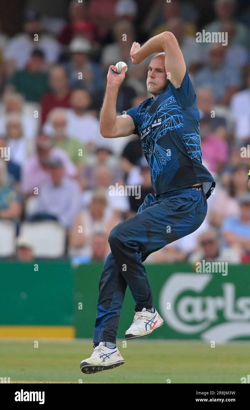 Northampton 21-juin 2023 : Zak Chappell de Derbyshire Falcons sur le ballon pendant le match de Blast Vitality T20 entre Northamptonshire Steelbacks vs Derbyshire Falcons au sol du comté Northampton Angleterre . Banque D'Images