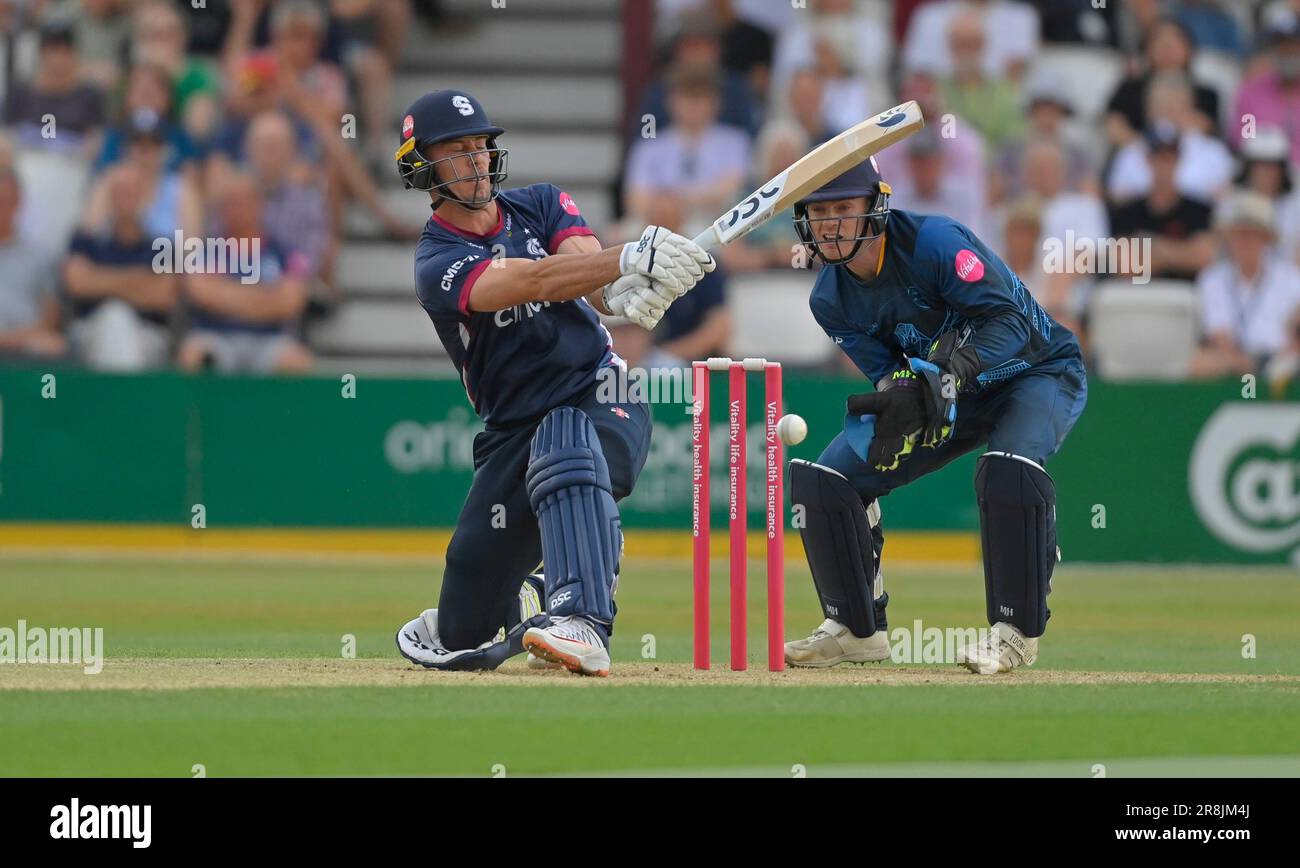 Northampton 21-juin 2023 : Chris Lynn des chauves-souris de Northamptonshire pendant le match Blast de Vitality T20 entre les Steelbacks de Northamptonshire contre les Falcons de Derbyshire au sol du comté de Northampton Angleterre . Banque D'Images