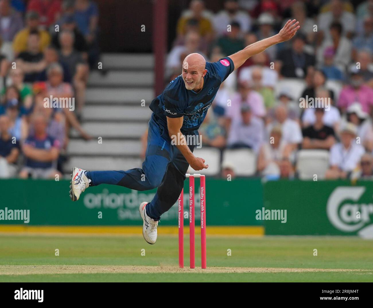 Northampton 21-juin 2023 : Zak Chappell de Derbyshire Falcons yeux sur le ballon pendant le match Blast de Vitality T20 entre Northamptonshire Steelbacks vs Derbyshire Falcons au sol du comté Northampton Angleterre . Banque D'Images