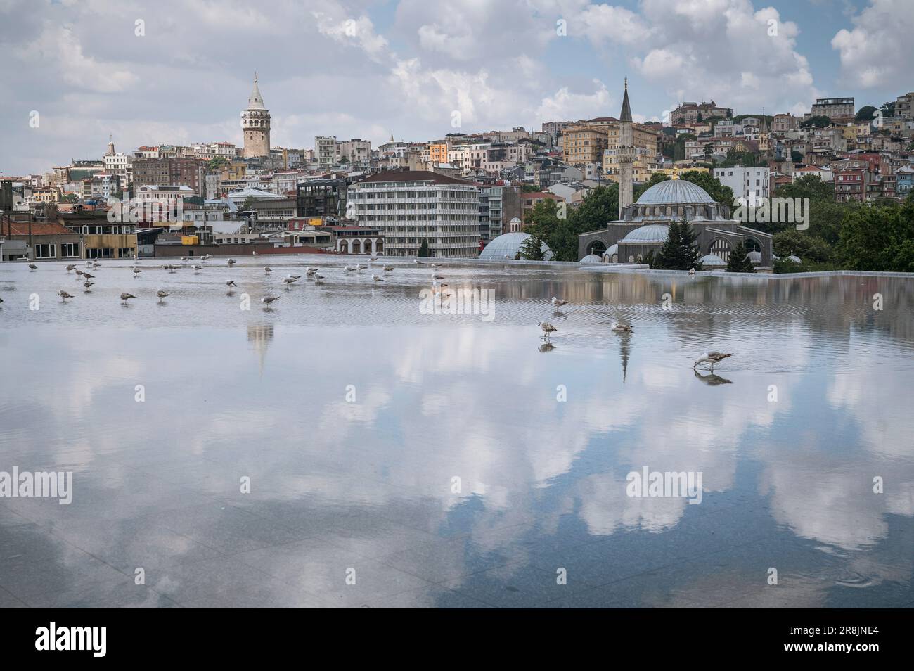 Istanbul, Istanbul, Turquie. 20th juin 2023. Vue depuis la terrasse sur le toit. L'architecte italien Renzo Piano a assisté à la cérémonie d'inauguration du nouveau bâtiment du Musée moderne d'Istanbul, sur le front de mer de Karakoy. Lors d'une conférence de presse, le président d'Istanbul Modern, Oya Eczacibasi et Renzo Piano, concepteur du bâtiment, ont présenté le concept et la vision du Musée, tandis qu'une visite guidée a présenté les espaces et les collections d'artistes et de photographes contemporains turcs. (Credit image: © Valeria Ferraro/SOPA Images via ZUMA Press Wire) USAGE ÉDITORIAL SEULEMENT! Non destiné À un usage commercial ! Banque D'Images