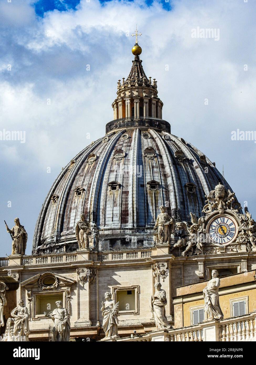 Un téléobjectif vertical pris à la lumière du jour, capturant St. Peter's Dome dans la Cité du Vatican en cours de réparation Banque D'Images
