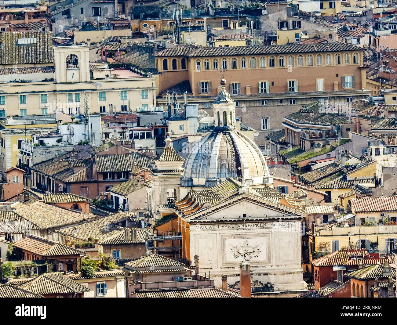 Une vue panoramique de Rome, avec les bâtiments, les toits et les dômes des églises catholiques depuis un point de vue élevé Banque D'Images